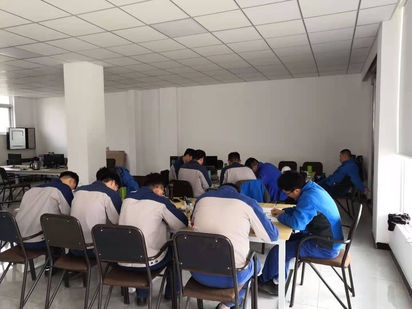 強(qiáng)化專業(yè)培訓(xùn) 錘煉技術(shù)本領(lǐng)——安彩高科開(kāi)展光伏系統(tǒng)專業(yè)技術(shù)培訓(xùn)